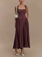 Minimalistisches Retro-Kleid mit eckigem Ausschnitt