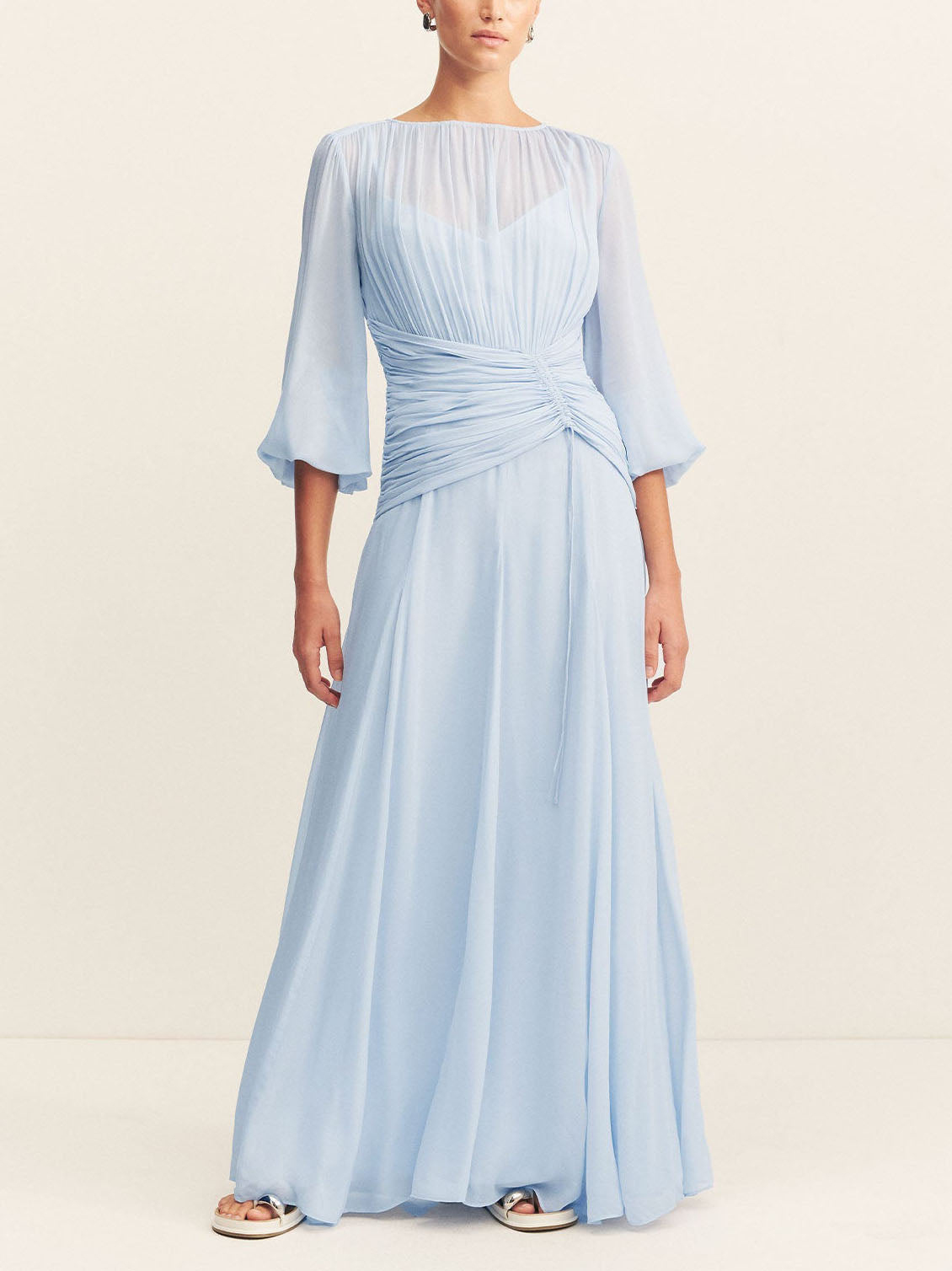 Elegantes Maxikleid mit hohem Kragen und Ballonärmeln