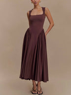 Minimalistisches Retro-Kleid mit eckigem Ausschnitt