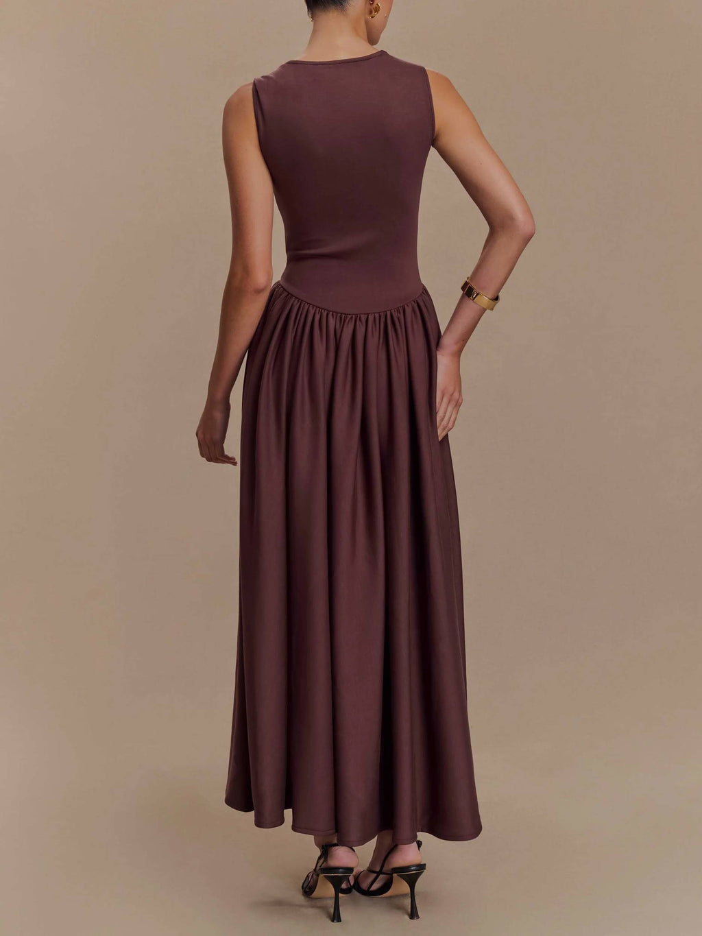 Minimalistisches Retro-Kleid mit eckigem Ausschnitt