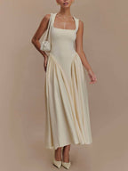 Minimalistisches Retro-Kleid mit eckigem Ausschnitt