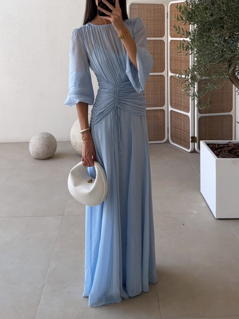 Elegantes Maxikleid mit hohem Kragen und Ballonärmeln