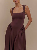 Minimalistisches Retro-Kleid mit eckigem Ausschnitt