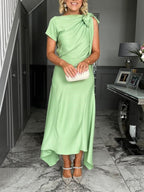 Elegantes asymmetrisches Abendkleid mit Wasserfallausschnitt